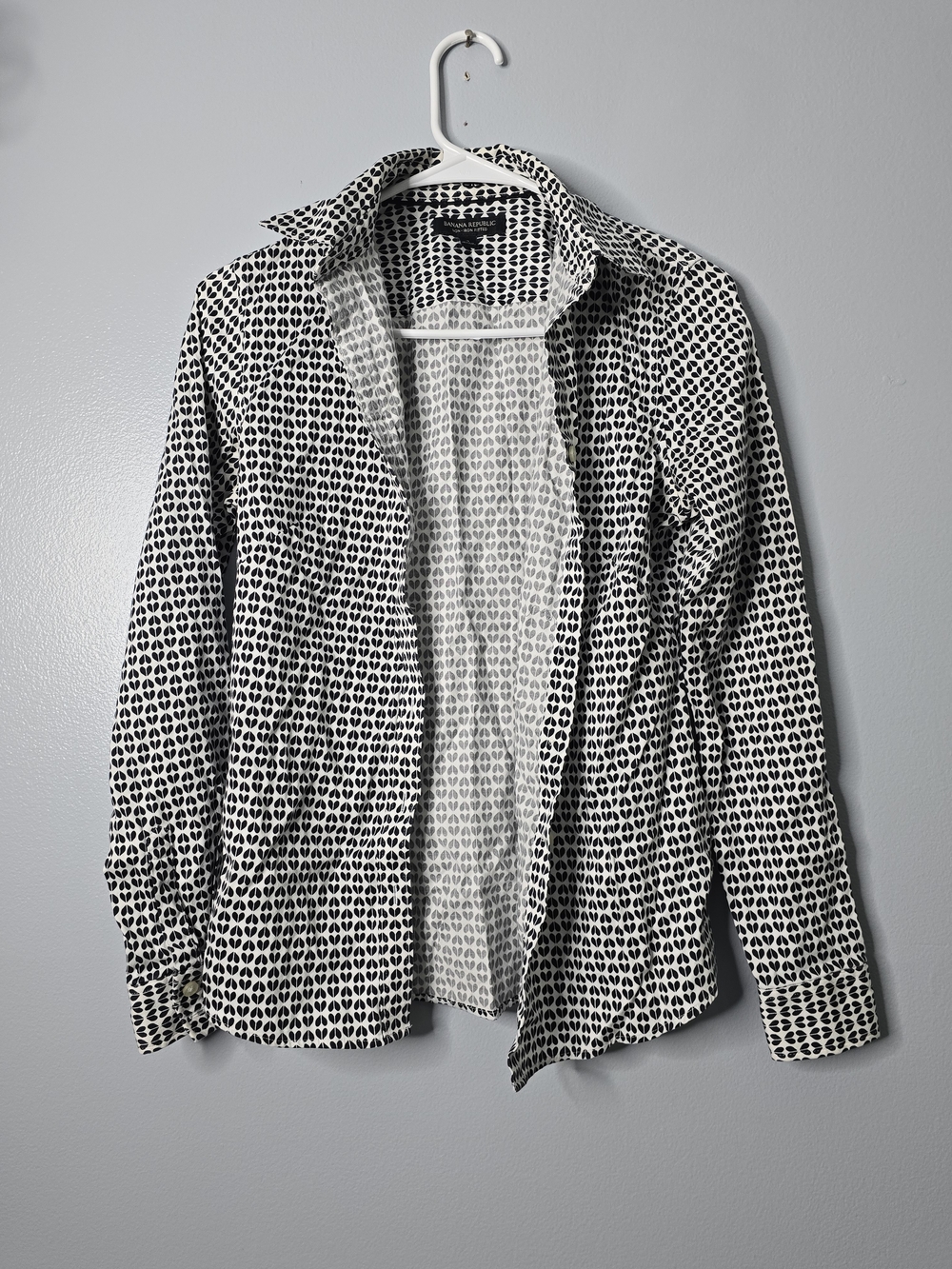 Banana Republic Black and White Heart Patterned Non-iron Fitted Button-Up